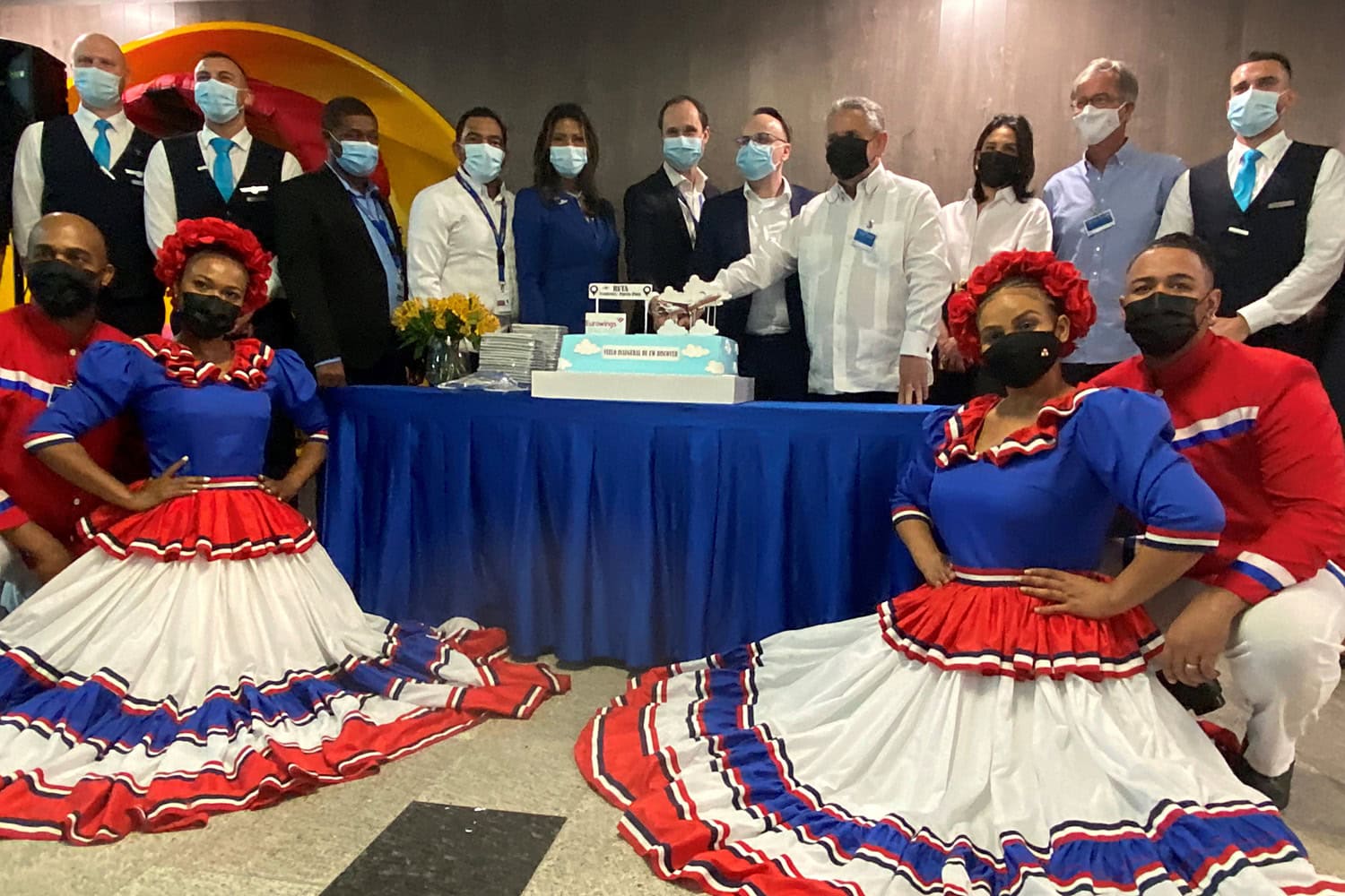 Vizetourismusminister Roberto Henriquez beim Anschnitt der Erstflug-Torte, links neben ihm 4Y-Manager Marcel Chmierlorz, Airport-Chef Fabien Gourdon und Petra Cruz, Europa-Chefin des Tourism Boards. Foto: mg