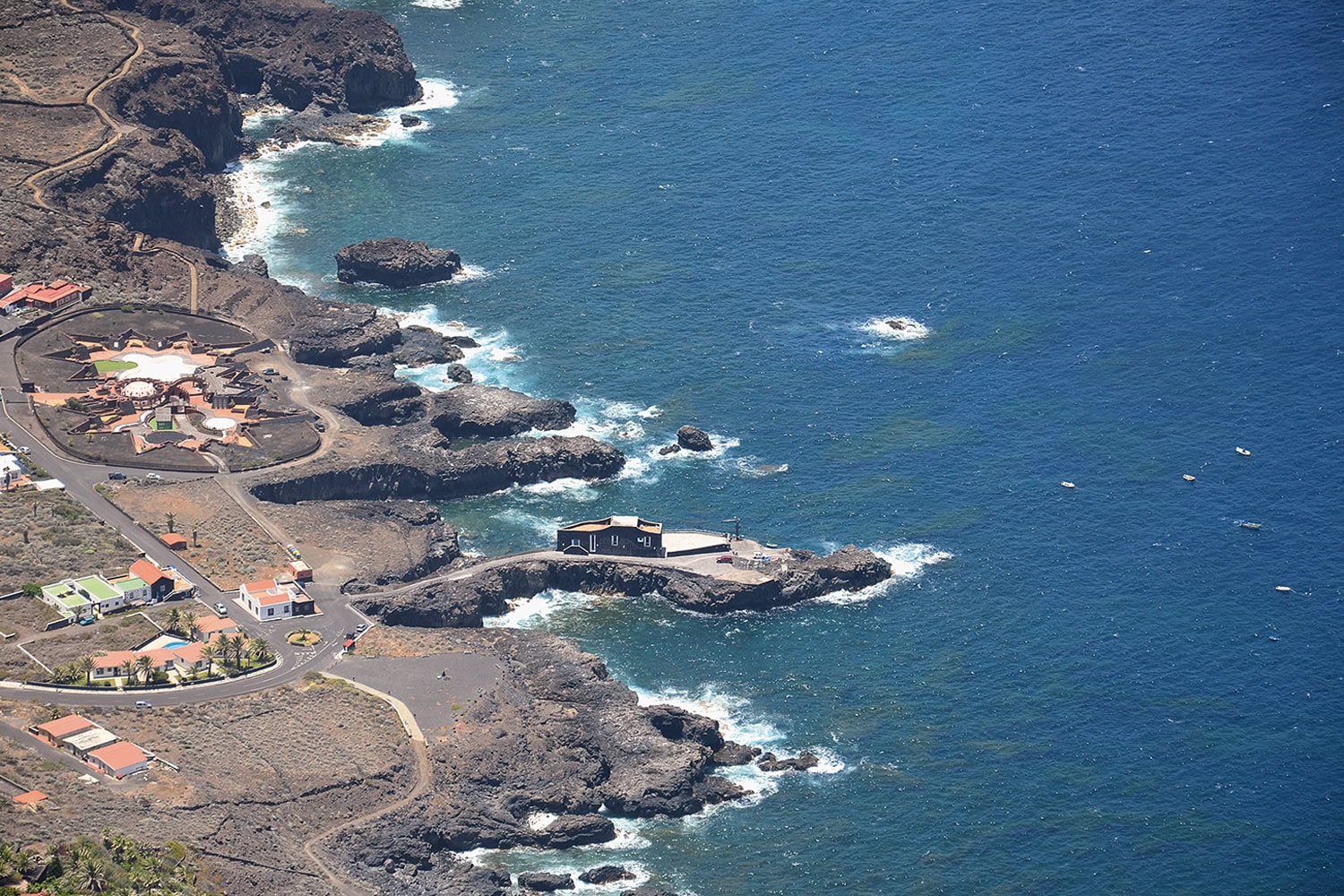 Der Ausblick von Manriques Mirador zeigt das Golfo-Tal. Auf einer Landzunge liegt das Hotel Punta Grande