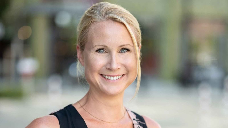 Porträtbild von Irina Haselmann, die neue Chefin des Reiseveranstalters Eurowings Holidays. Die blonde Frau vor unscharfem Hintergrund lächelt in die Kamera.