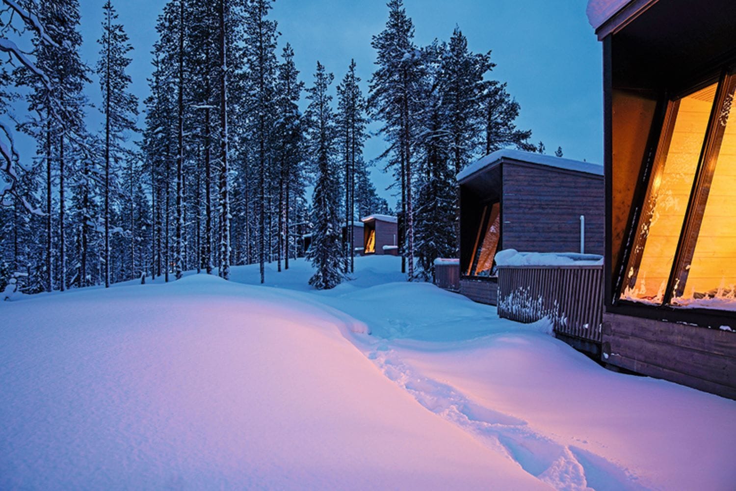 In den Wilderness Lodges in Salla sieht man mit etwas Glück vom Bett aus die Nordlichter