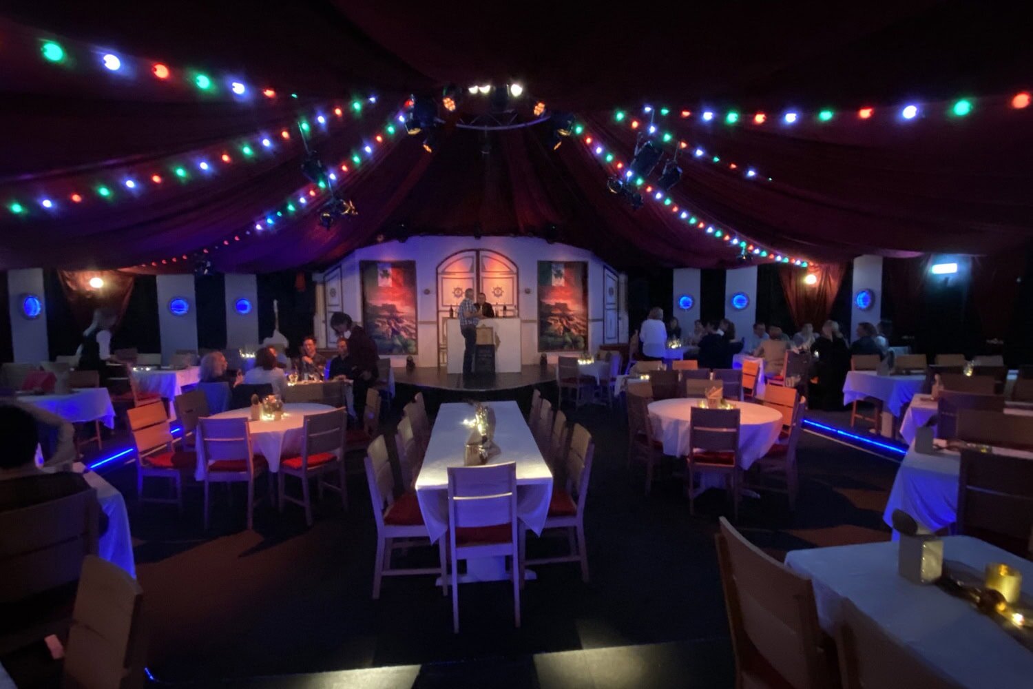 Das Zirkuszelt wurde ansprechend dekoriert