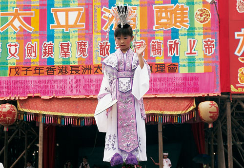 Nicht die nächste Kaiserin von China, sondern ein „schwebendes Kind“ auf dem Bun Festival. Fotos: HKTB