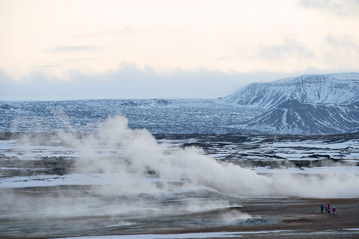 Heiß und Kalt vereint an einem Ort: Im Winter sind die dampfenden heißen Quellen in Island ein besonders spektakulärer Anblick – wie hier am Myvatn-See. Fotos: hb