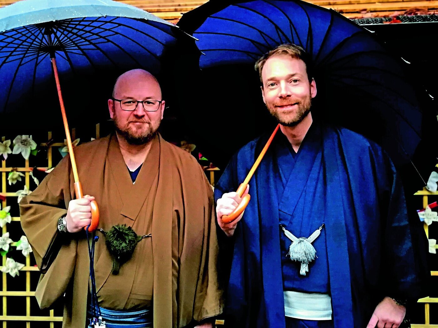 Traditionell gekleidet: ta-Redakteur Arne Hübner (rechts) und Reiseverkäufer Mark Thaler vom Derpart Fraport Travel Service in Frankfurt in Shuzenji