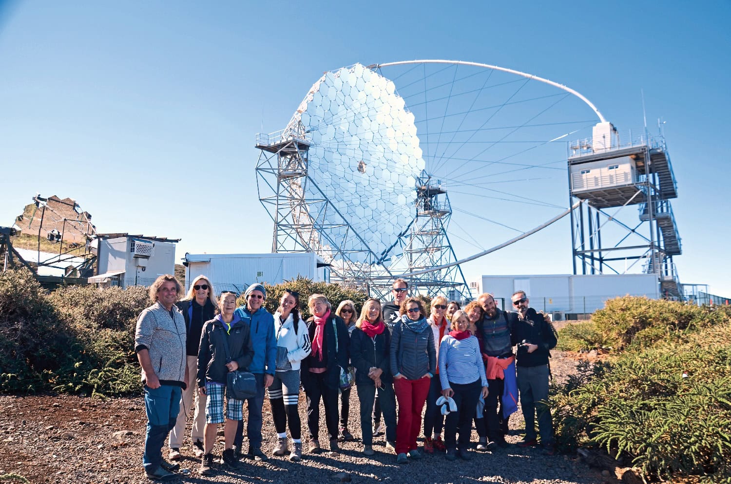 Gruppenbild mit Spiegelteleskop