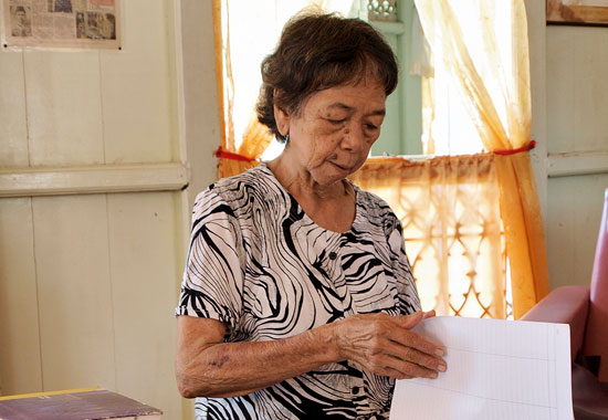 Fatima lebt im Museum. Stolz zeigt sie ihr Besucherbuch