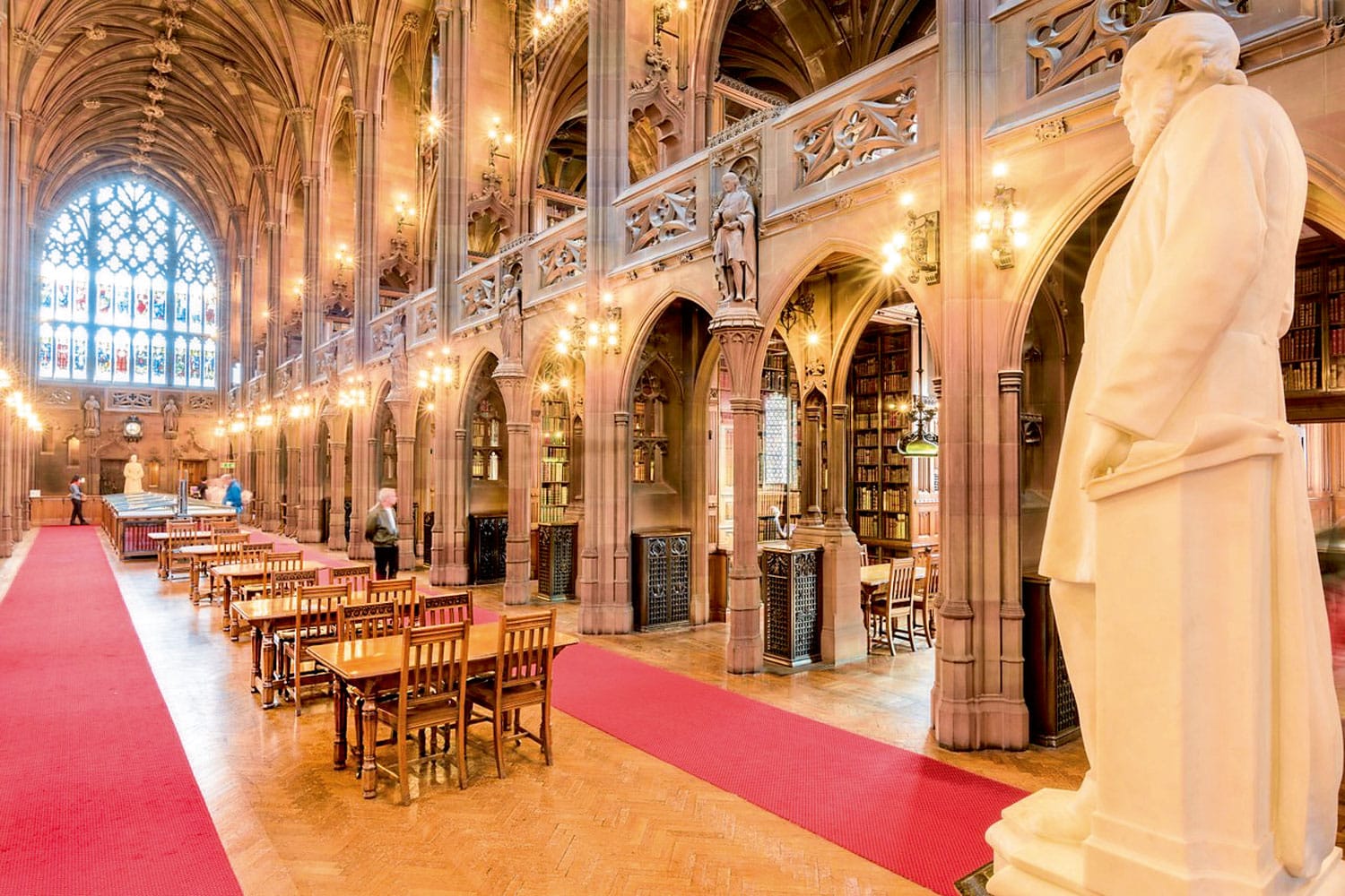 Ein wahres Schmuckstück ist die neogotische John Rylands Library