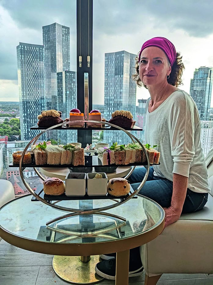 ta-Redakteurin Julia Treuherz beim Afternoon Tea im Cloud 23