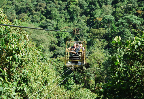 Fahrt durch die grüne Hölle: Seilbahn bei Mindo.