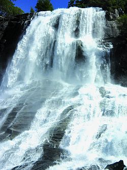 Berauschendes Naturschauspiel: Wasserfall in der Hardanger-Region. Fotos: jk
