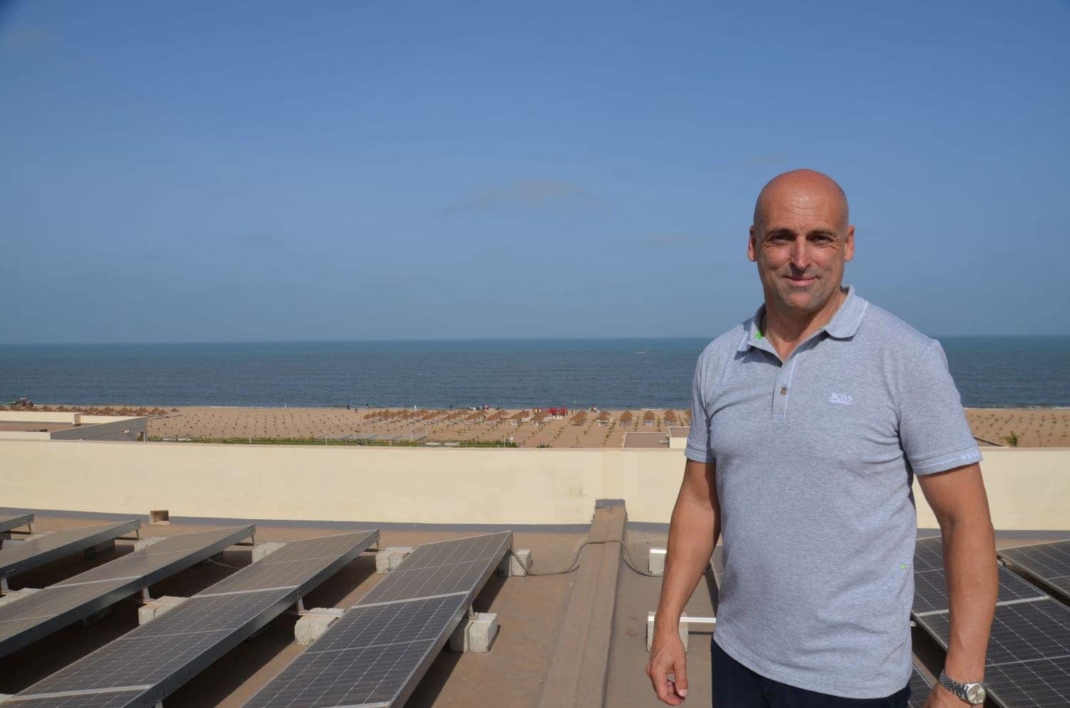 Riu-Manager Antonio Fornes zeigt die Solarzellen auf dem Dach des Riu Baobab im Senegal