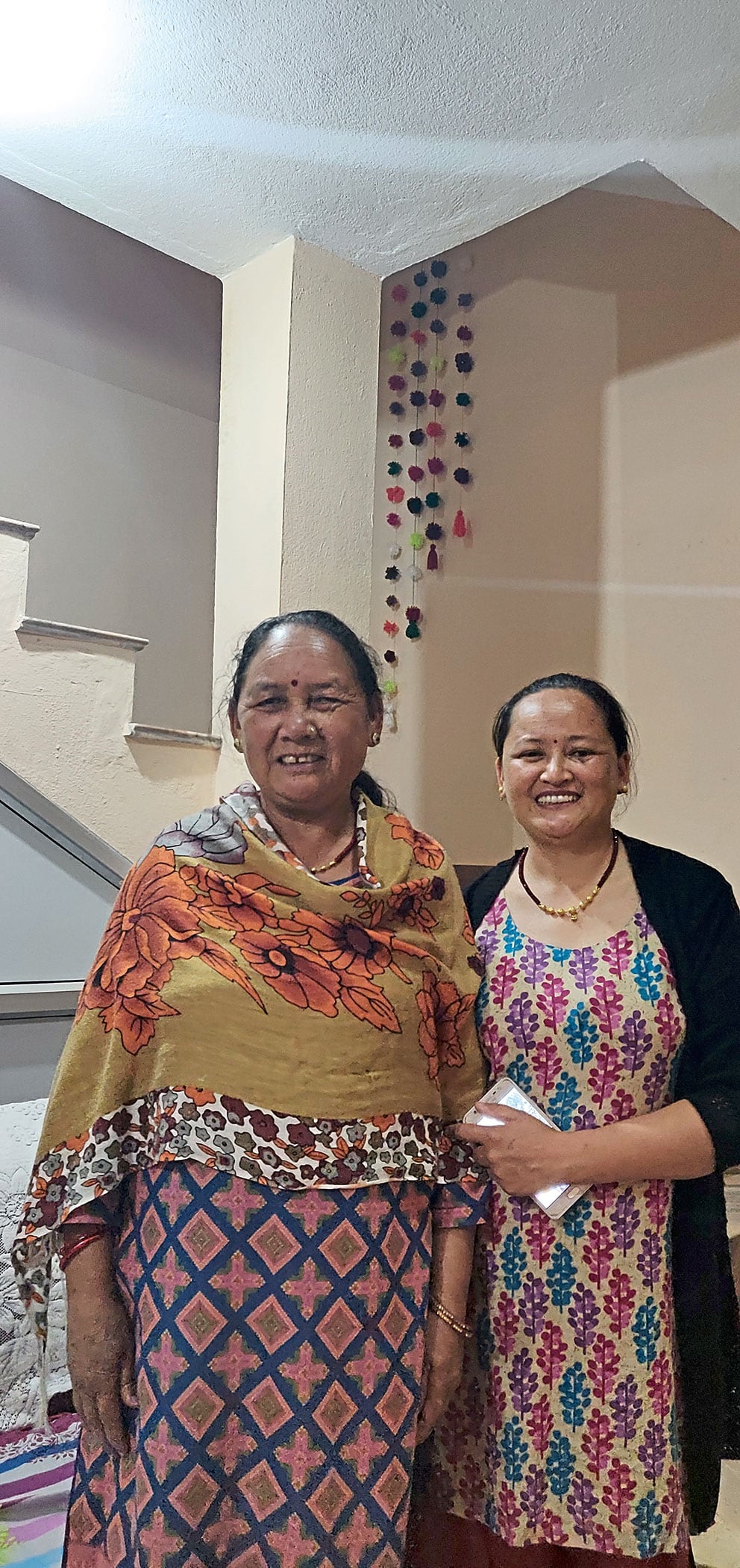 Kumari (rechts) mit ihrer Mutter in Panauti