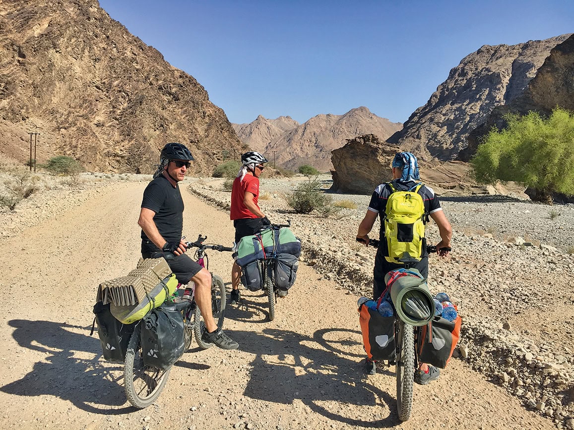 Weit weg von einer Mars-Mission: Rad-Touristen auf dem Weg in die Berge des Jebel Shams