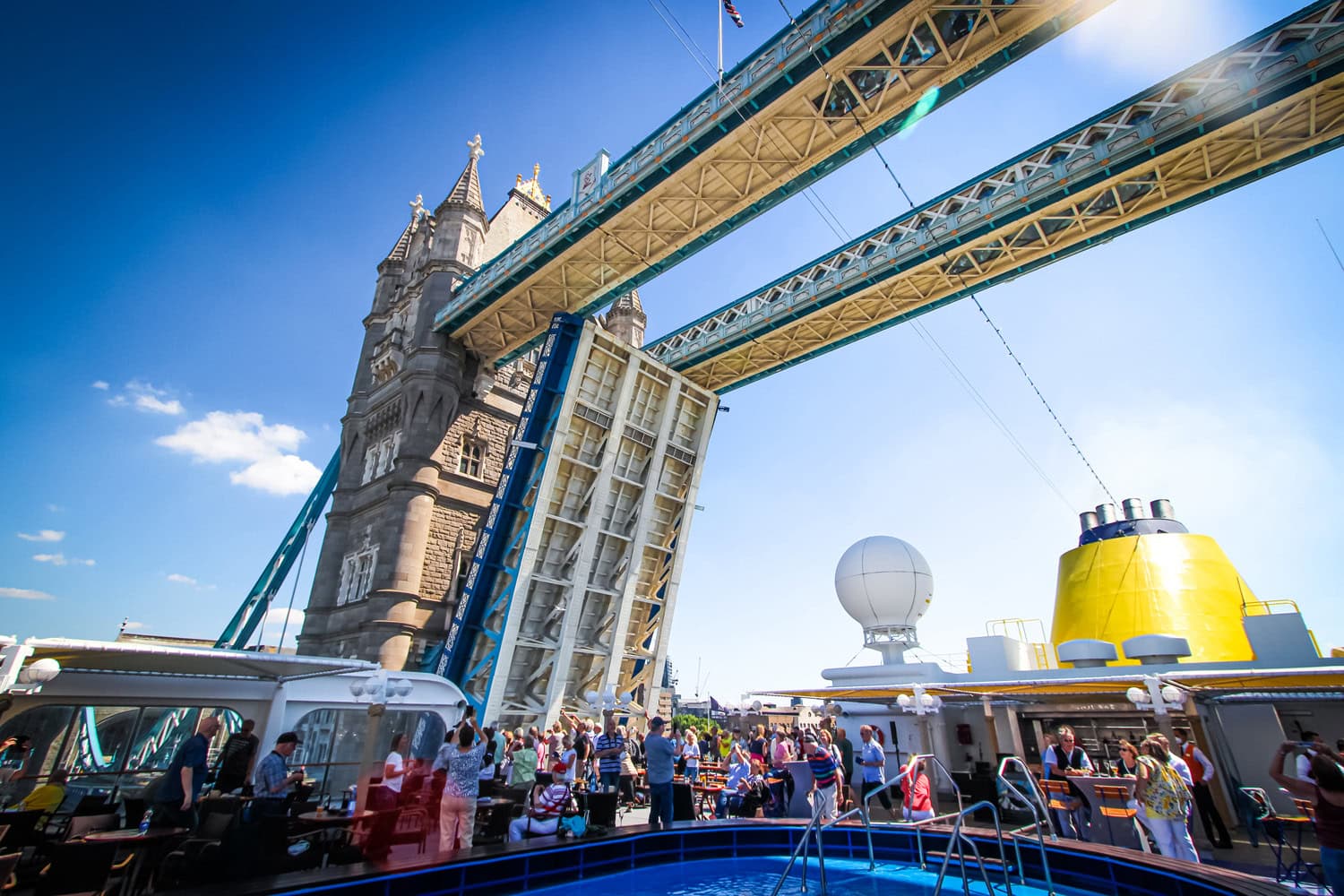 Passt genau: Die Hamburg ist so schlank, dass sie die Tower Bridge passieren kann