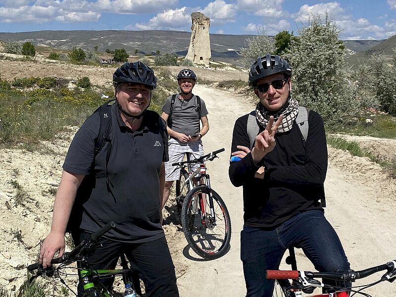 Männer mit Rücksäcken auf Fahrrädern