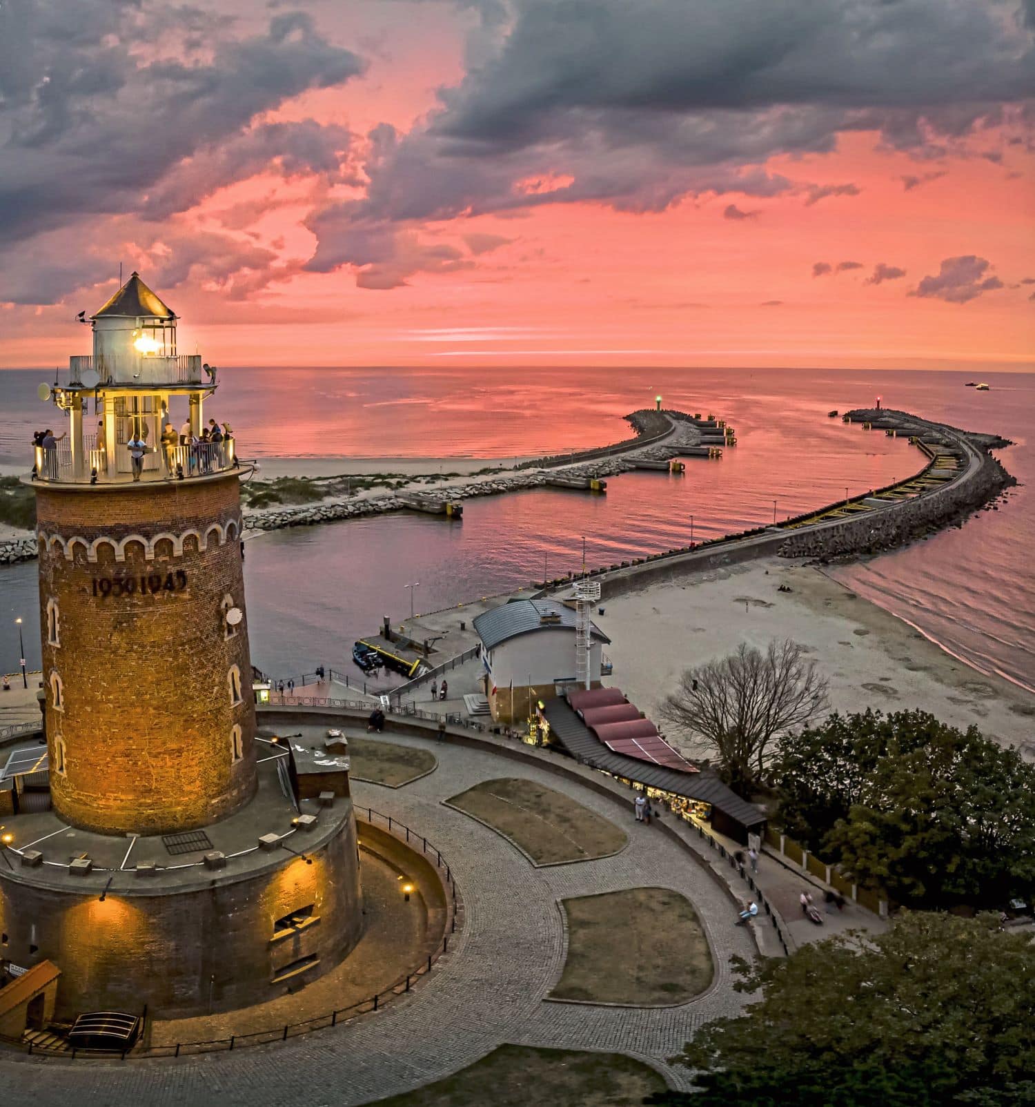 Berühmt in Kolberg ist der Leuchtturm oberhalb der Hafeneinfahrt