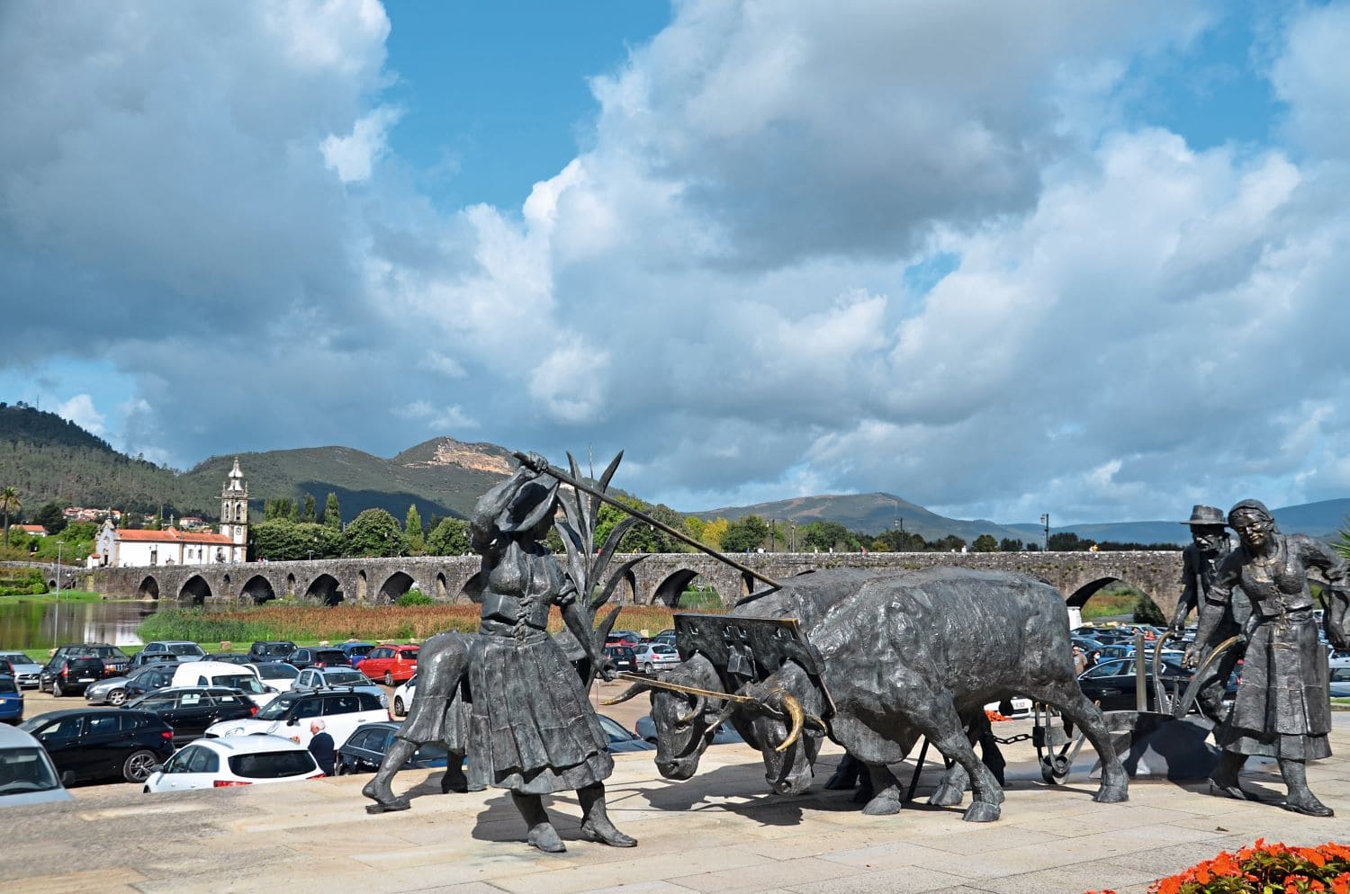 Skulptur vor der römischen Brücke in ­Ponte de Lima