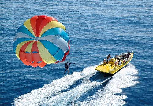 Jedes Strandhotel bietet ein umfangreiches Angebot an Wassersport