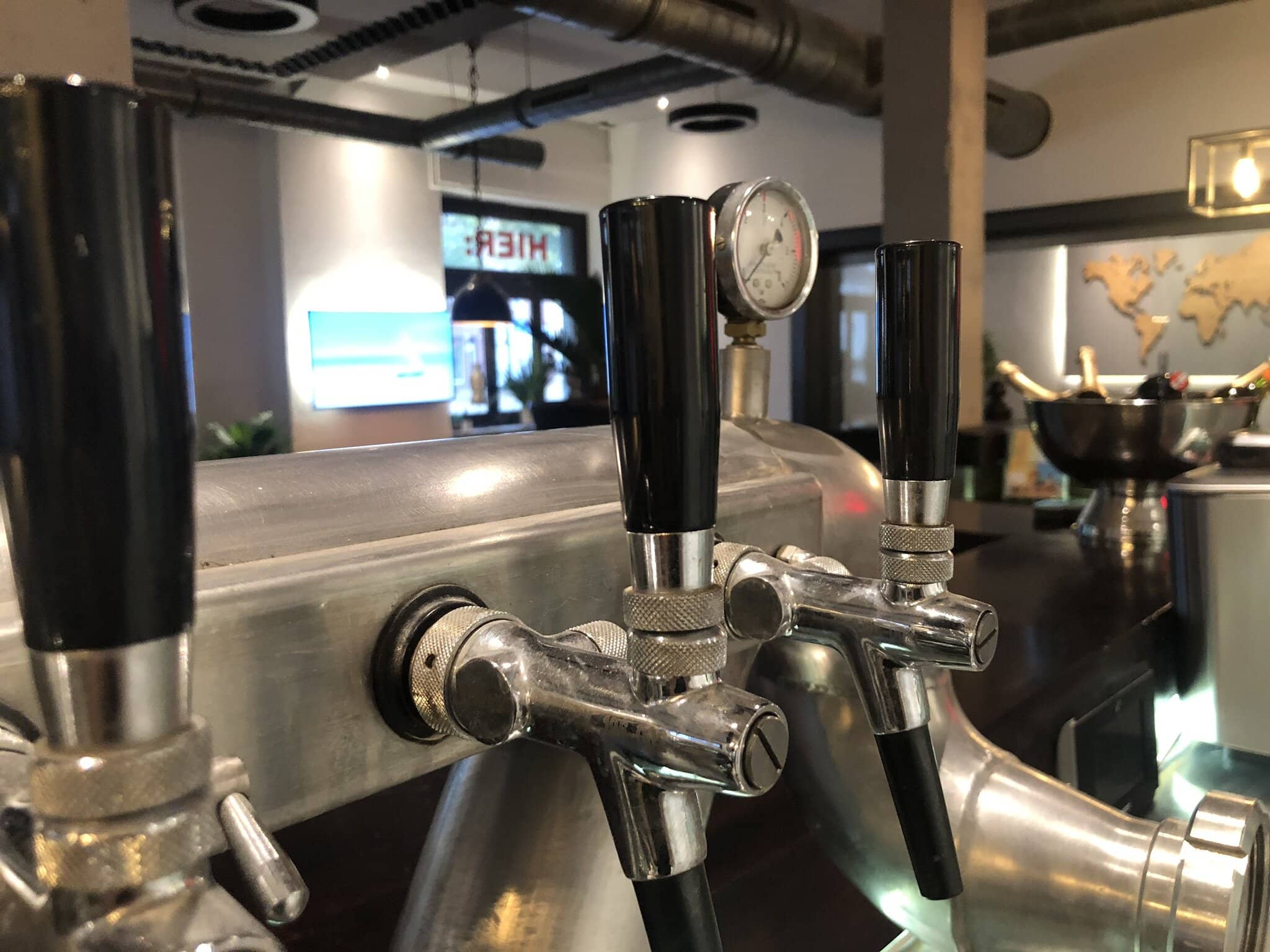 Einige alte Elemente der Kneipe hat Michael Vospohl erhalten: zum Beispiel die Theke samt Zapfanlage