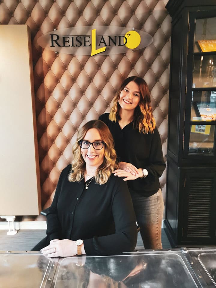 Die Initiatorinnen Merle Bergmann (stehend) und Alina Schönfelder