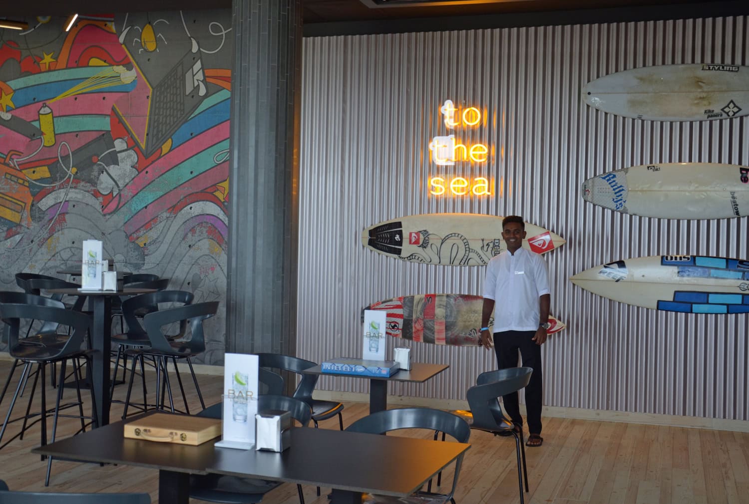 Die rund um die Uhr geöffnete Sports Bar ist im Surfer-Style