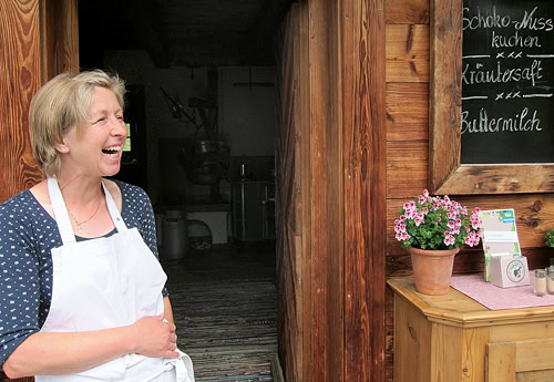 Freut sich auf die Monate ohne Fernseher und Internet oben auf der Alm: Anita Grießner.