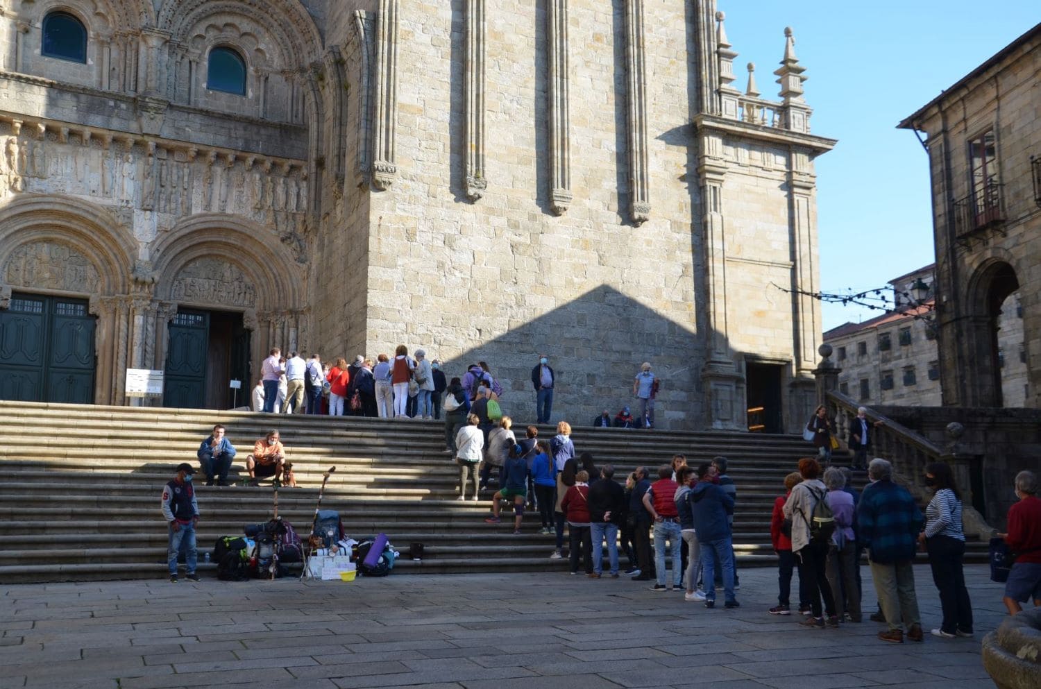 Anstehen für einen Gottesdienst in der Kathedrale. Wegen der Corona-Bestimmungen darf die Kathedrale nicht voll besetzt werden