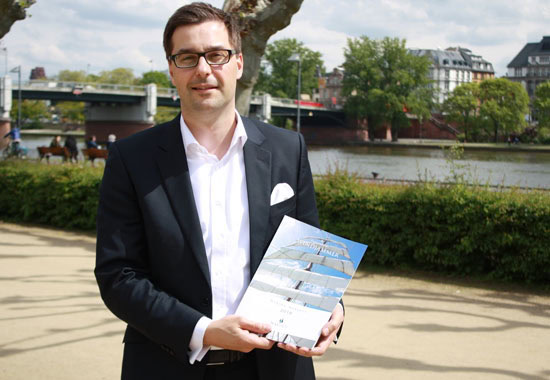 Geschäftsführer Daniel Schäfer bei der Vorstellung des neuen Katalogs in Frankfurt