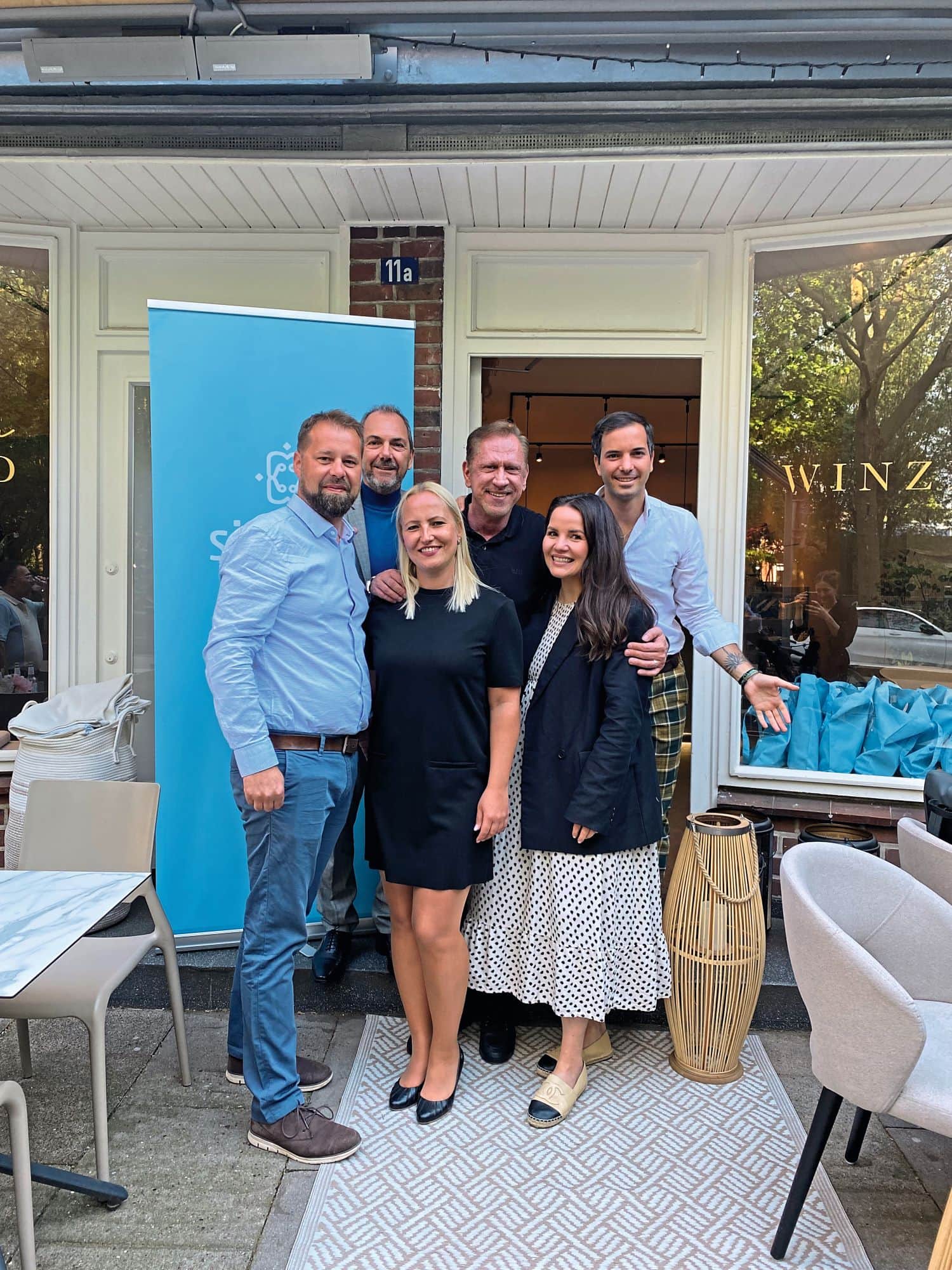 VIP-Kundenabend in Hamburg (von links):
Sebastian Kunze (Siamar), Stephane Laguette (CCO Atmosphere Hotels & Resorts),
Ulrike Römer (Siamar), Oliver Greifenstein (Room Service Deluxe), Nicolas Laguette
(Director of Wines Atmosphere Core) und
Josefa Okrob, Geschäftsführerin Winzerhood