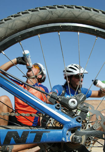 Pausen machen und viel trinken gehört zu den wichtigsten Dingen in der Wüste. Fotos: cs