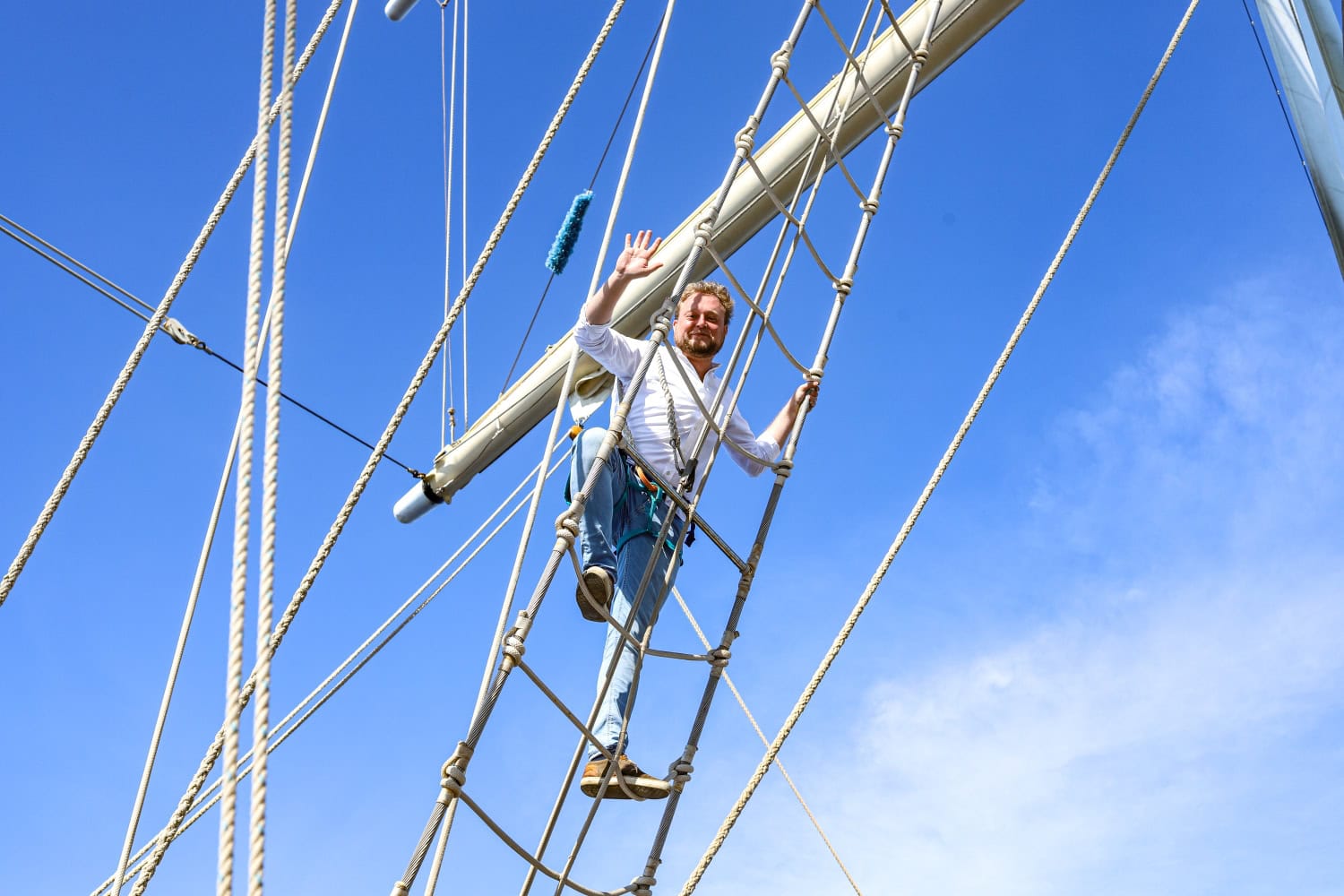 ta-Redakteur Felix Hormel hat sich am Seetag auf 18 Meter in den Mast gewagt