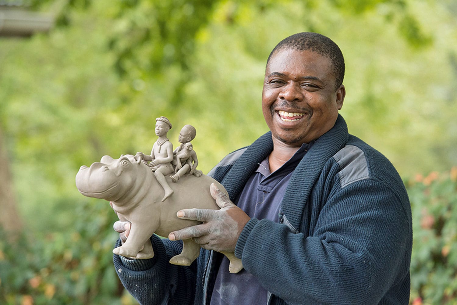 Alex Sibanda arbeitet bei Ardmore Ceramics an der Serie „Travellers of Africa“. Fotos: hb