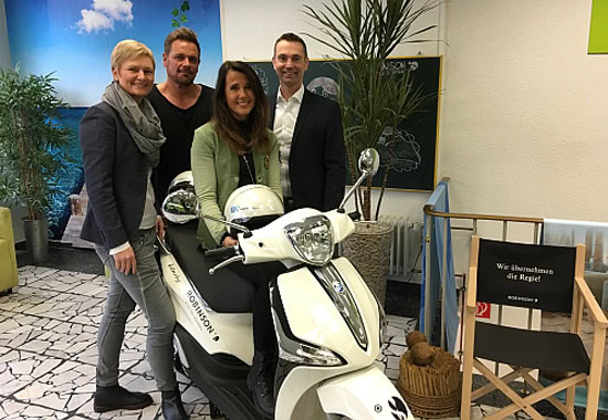 Pia Wagner von Robinson, die Reisebüro-Inhaber Stefan Mentrup und Elke Espey-Zils und TST-Außendienstler Hergen Syassen