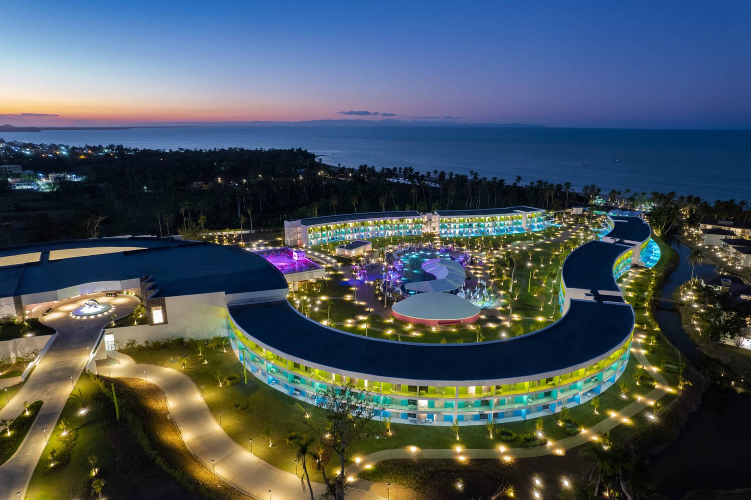Poolpartys und Themenabende für Erwachsene sorgen auch nach Sonnenuntergang für beste Unterhaltung