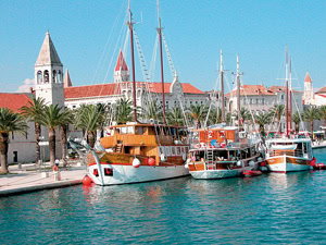 Trogir: Ansicht vom Hafen auf die Stadt und Kathedrale.