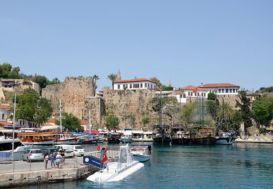 Im Hafen von Antalya können Urlauber nun auch ein U-Boot besteigen