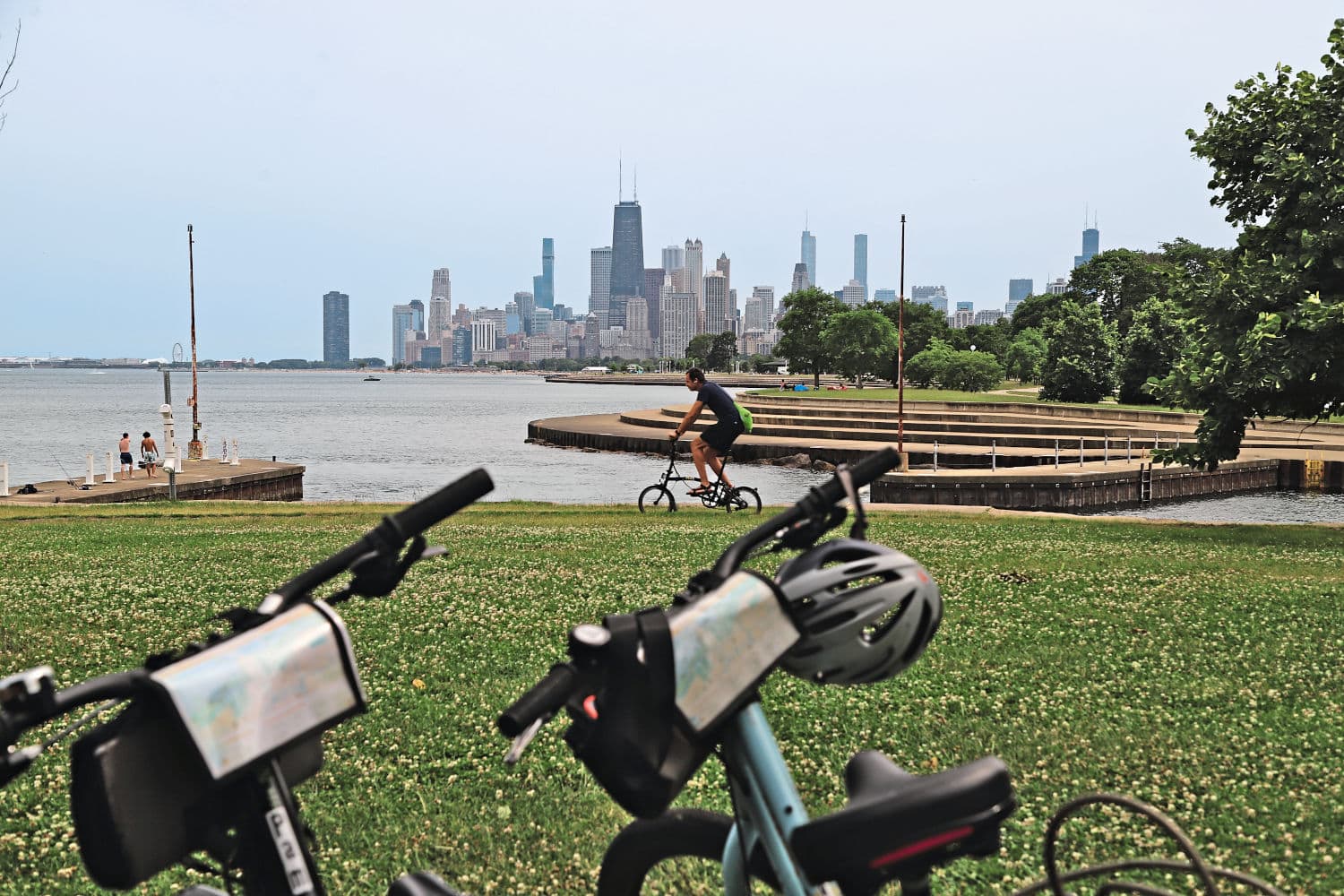 Touristengruppe bei Hafenführung in Chicago mit Blick auf Yachthafen, rote Feuerwehrboote und die markante Skyline der Stadt im Hintergrund