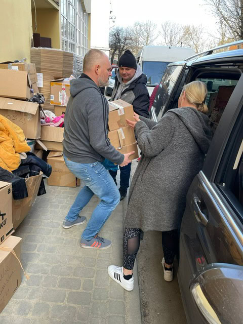 Pia Emonds und zahlreiche Helfer beim Packen des Sprinters