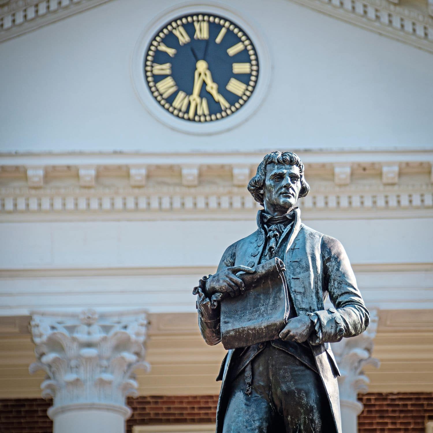 Eine Statue von Thomas Jefferson an der Universität  in Charlottesville