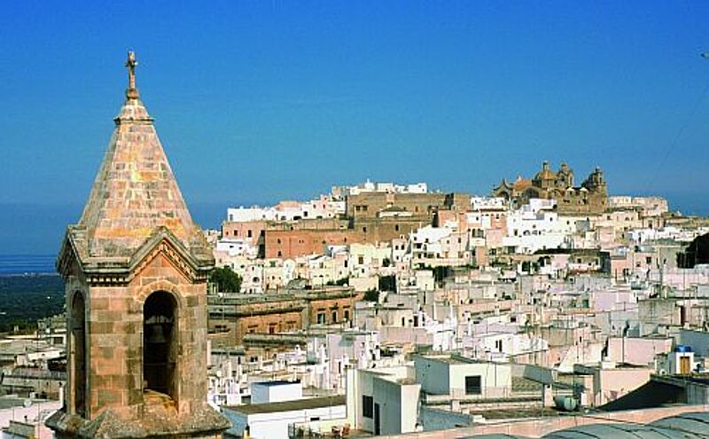 Das Städtchen Ostuni mutet mit seinem Gassengewirr orientalisch an. Foto: aze