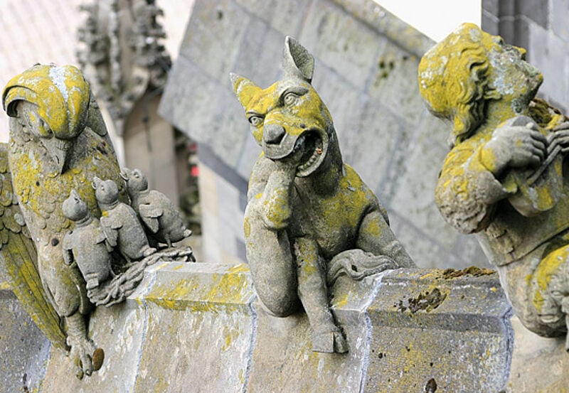 Hoch über der Stadt schmücken steinerne Gruselgestalten die Kathedrale.