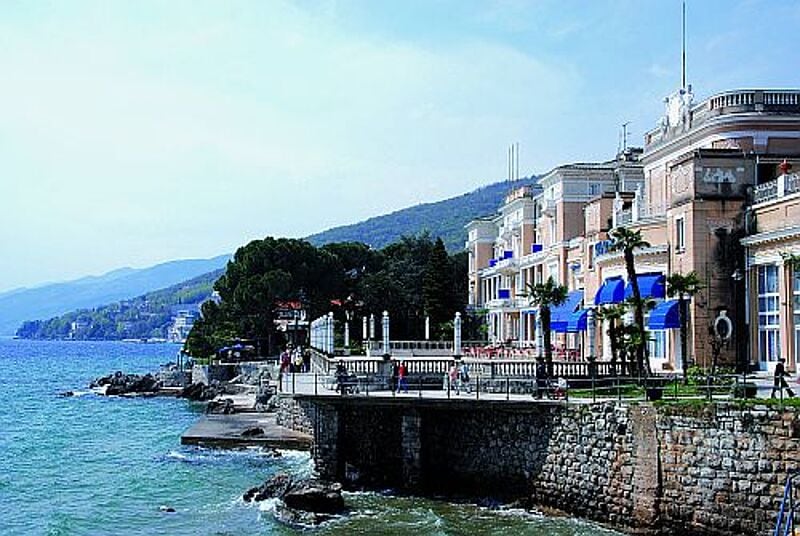 Opatija: Fußgänger können auf der Promenade Lungomare spazieren. Foto: cd