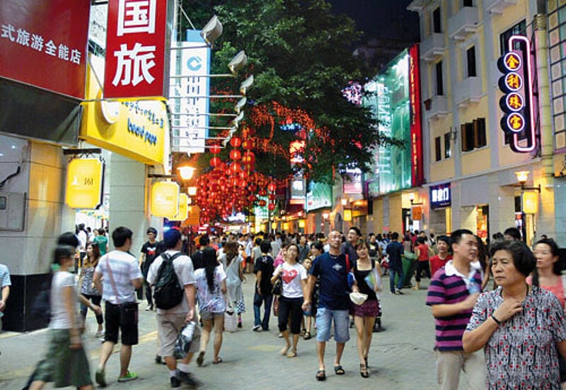 Kanton boomt: In den Fußgängerzonen wird geshoppt, vor den historischen Bauten auf Shamian posiert. Fotos: fh