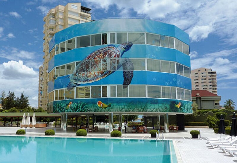 Hotel The Marmara Antalya: Zum Meer geht es per Fahrstuhl.