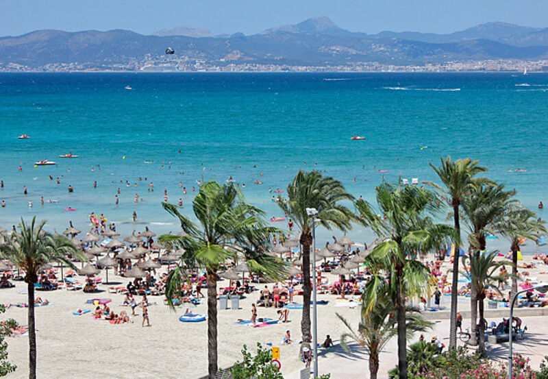 Blick durch die Straßen auf den Strand und die Bucht von Palma in Arenal. In Mallorcas wichtigstem Tourismusgebiet ist es derzeit proppenvoll.