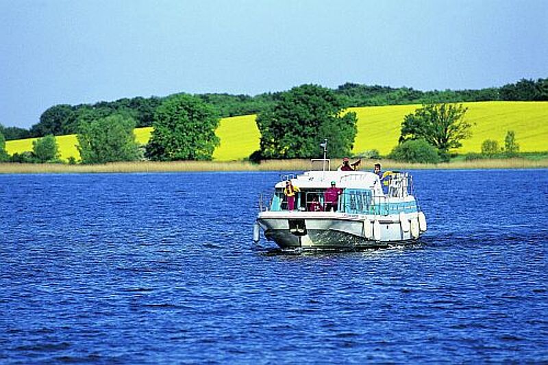 Auch wenn das Wasser noch kalt ist: Hausbooturlaub im Frühjahr und Herbst hat seine Vorteile.