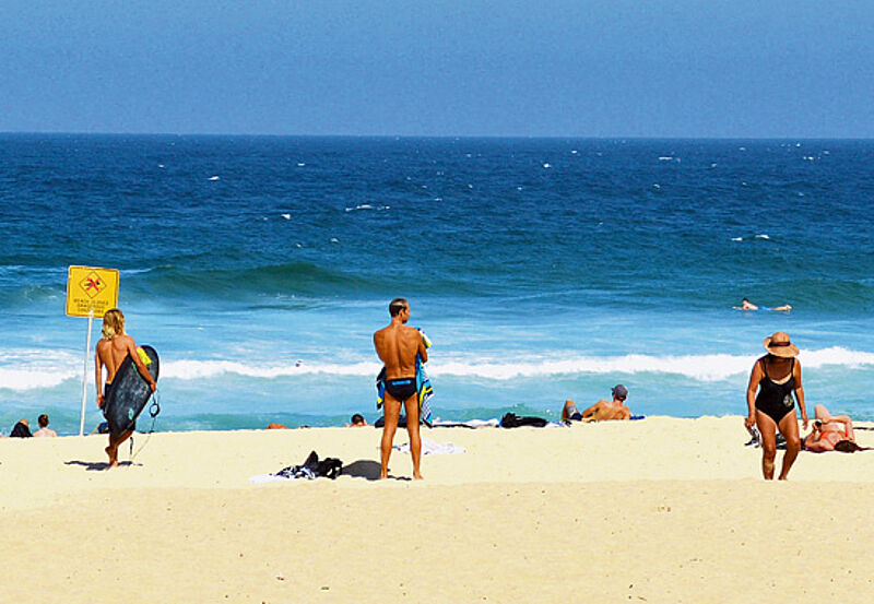 Schwimmer und Surfer am Tamarama Beach