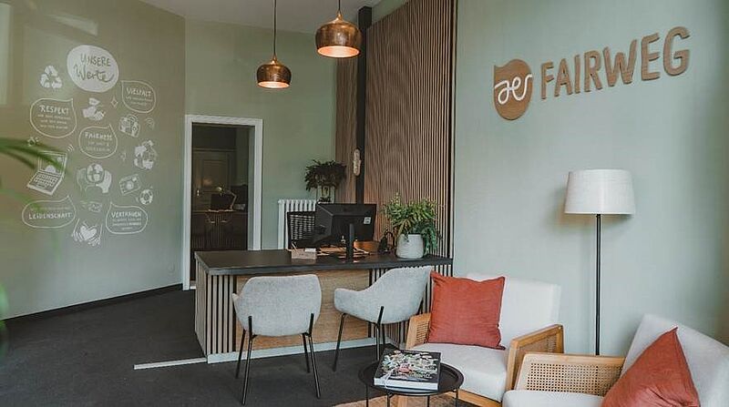 Reisebüro mit einem Schreibtisch und einer schönen Sitzecke