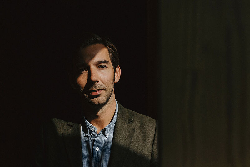 Ambros Gasser vor schwarzem Hintergrund