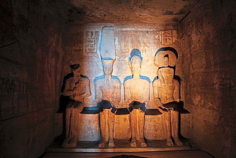 Vier sitzende Götter-Statuen im Tempelinneren von Abu Simbel in Ägypten – Unesco-Weltkulturerbe und archäologische Sehenswürdigkeit im Alten Ägypten.